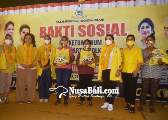 Nusabali.com - para-istri-politisi-golkar-bagi-sembako-ke-tukang-suwun