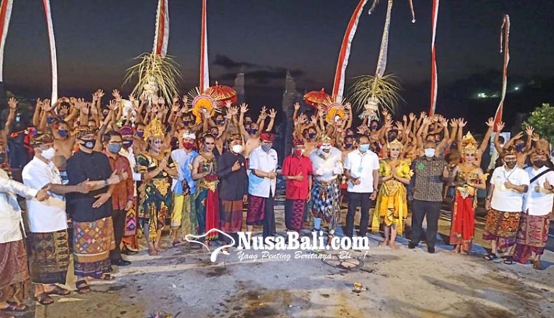 www.nusabali.com-gubernur-koster-launching-kecak-bali-era-baru-di-uluwatu
