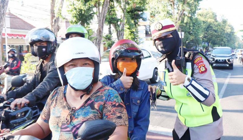www.nusabali.com-polwan-polresta-denpasar-bagi-helm-dan-masker-gratis