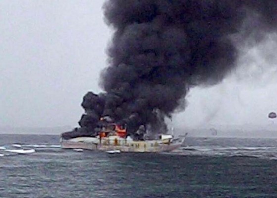 Nusabali.com - km-hiroyoshi-18-terbakar-di-perairan-serangan