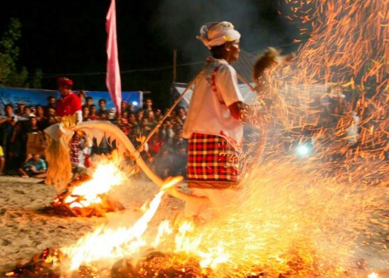 Nusabali.com - tari-sakral-sang-hyang-jaran-tampil-di-nusa-penida-festival