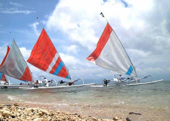 Nusabali.com - lomba-perahu-layar-dan-renang-meriahkan-nusa-penida-festival
