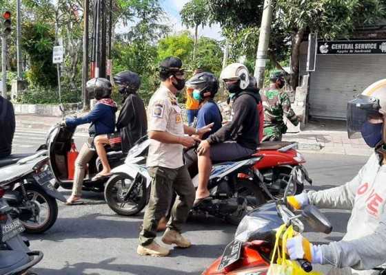 Nusabali.com - satpol-pp-bagikan-seribuan-masker-kepada-pengendara-di-kedonganan