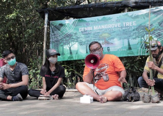Nusabali.com - kolaborasi-genbi-komisariat-udayana-dan-bem-fh-udayana-tanam-mangrove-di-kampoeng-kepiting