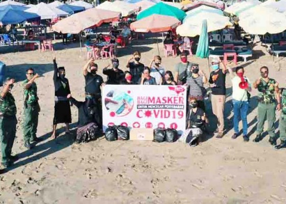 Nusabali.com - lpm-linmas-dan-masyarakat-bagikan-masker-di-pantai-legian