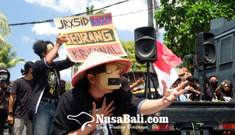 www.nusabali.com-massa-pendukung-jerinx-gelar-aksi-di-depan-pn-denpasar