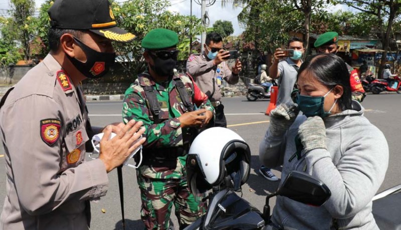 www.nusabali.com-polres-dan-pemkab-badung-bagikan-masker-kepada-pengguna-jalan
