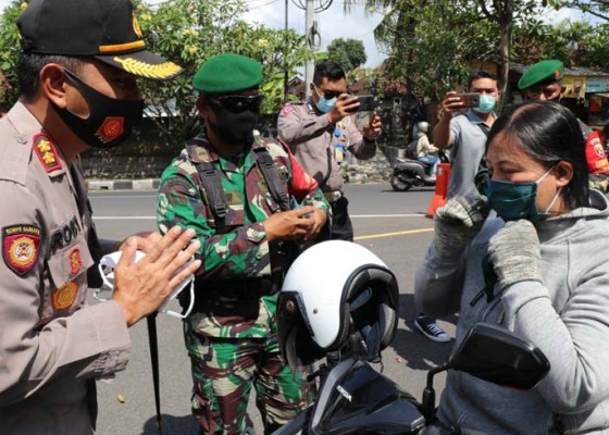 Nusabali.com - polres-dan-pemkab-badung-bagikan-masker-kepada-pengguna-jalan