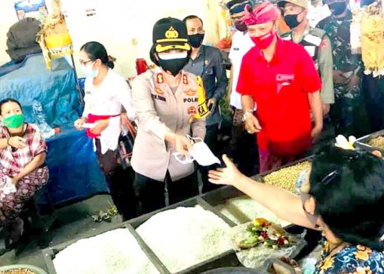 Nusabali.com - kapolres-karangasem-bagikan-5000-masker-di-3-pasar