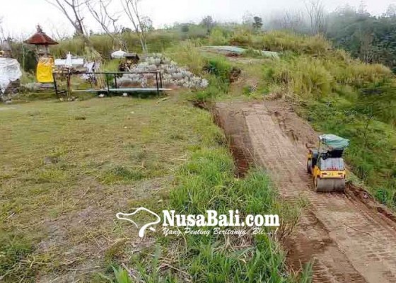 Nusabali.com - jalan-ke-pura-tunggul-besi-diperkuat-drainase-dan-dpt
