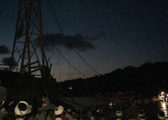 Nusabali.com - jembatan-kuning-nusa-penida-ambruk-8-tewas-37-luka-luka