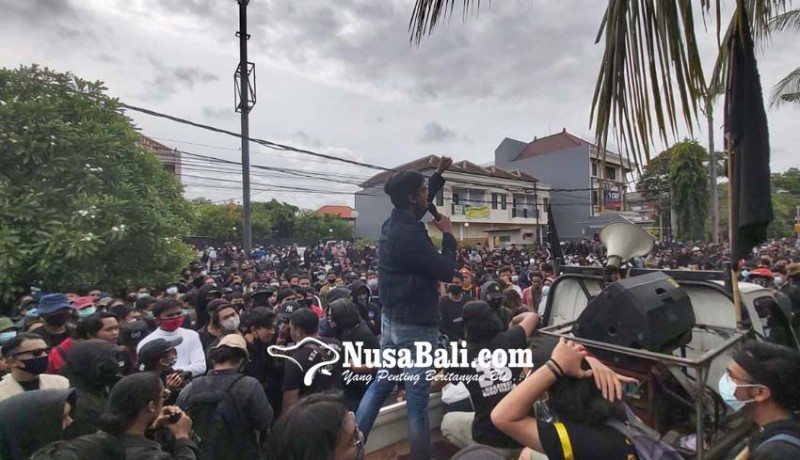 www.nusabali.com-demo-di-denpasar-rusuh-polisi-dilempari