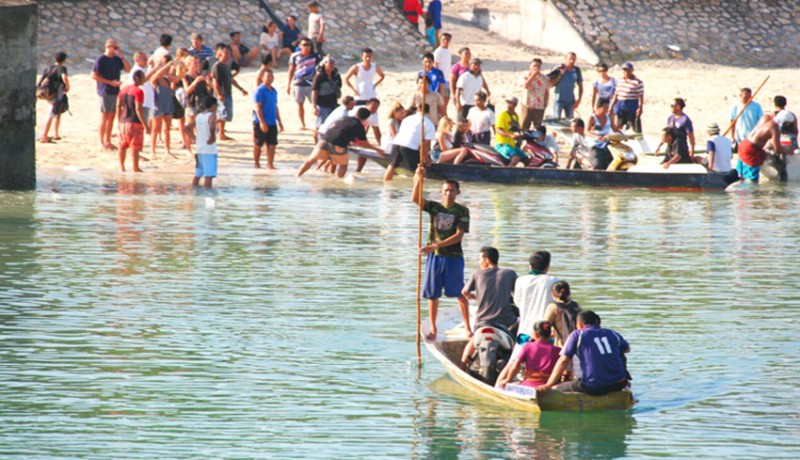 www.nusabali.com-muncul-15-perahu-seberangkan-warga-dan-turis