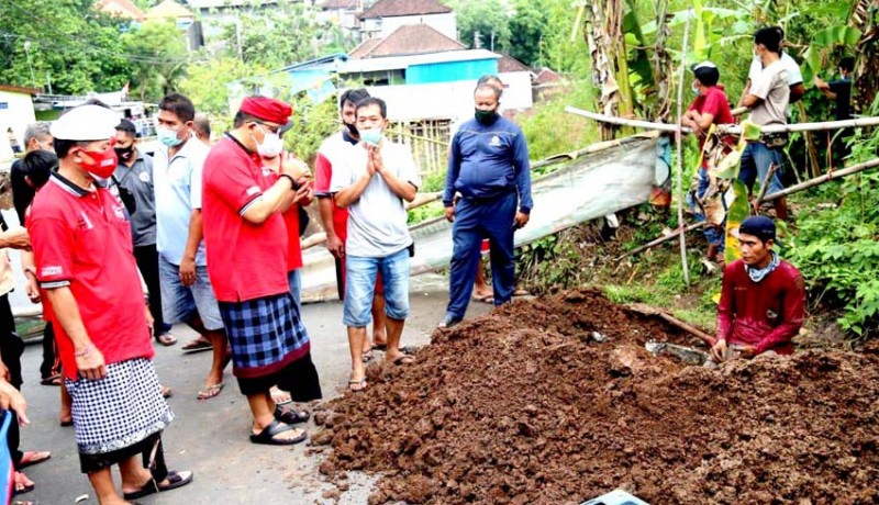 www.nusabali.com-cabup-sanjaya-temui-warga-terdampak-banjir