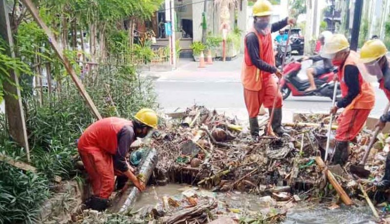 www.nusabali.com-siaga-banjir-150-personel-pupr-diterjunkan-bersihkan-drainase