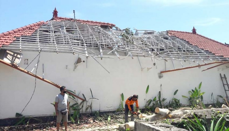 www.nusabali.com-pohon-tumbang-hancurkan-bangunan