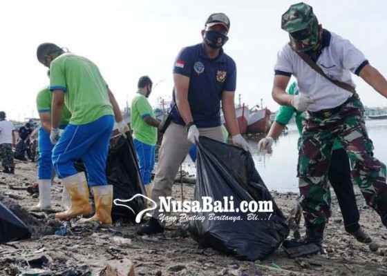 Nusabali.com - gotong-royong-bersihkan-sampah-kiriman-di-pelabuhan-benoa