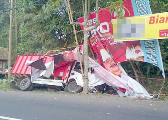 Nusabali.com - baliho-paslon-hancur-dihantam-truk