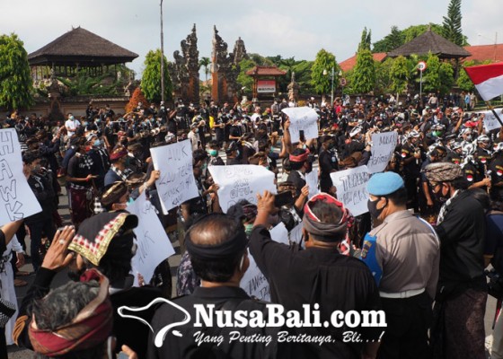 Nusabali.com - krama-nusa-penida-aksi-damai-kecam-awk