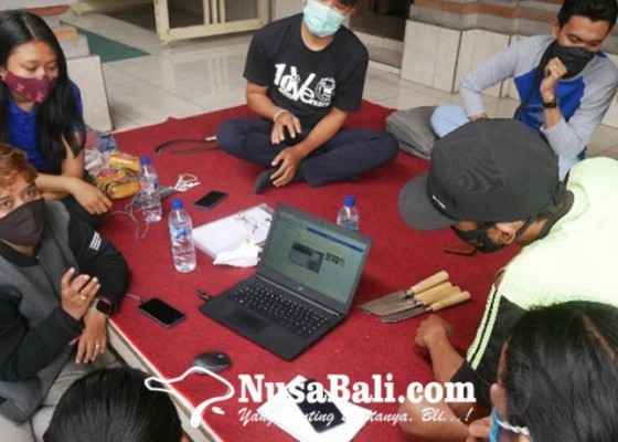Nusabali.com - pelatihan-penggunaan-sosial-media-pada-usaha-pande-besi