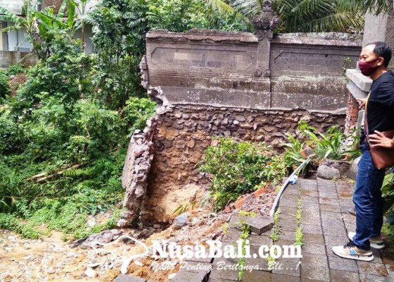 Nusabali.com - tembok-dan-bale-bengong-di-kantor-samsat-bangli-roboh