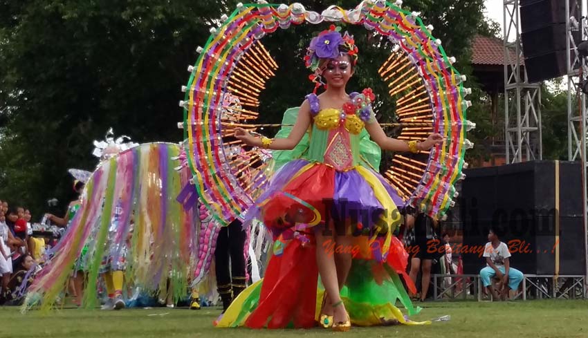 Contoh kostum karnaval dari bahan daur ulang | Sumber: Nusa Bali