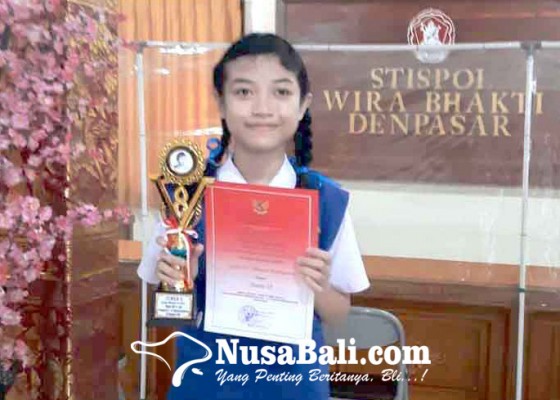 Nusabali.com - siswi-smpn-2-amlapura-juara-artikel-di-stispol