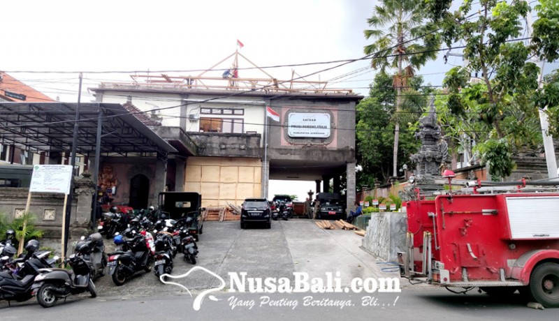 www.nusabali.com-perbaikan-atap-kantor-satpol-pp-ngantor-di-parkiran