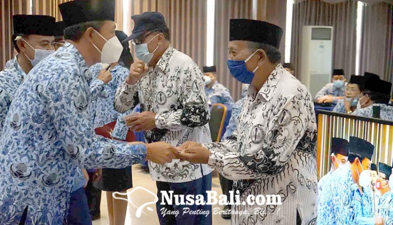 www.nusabali.com-guru-pensiun-dapat-tali-kasih