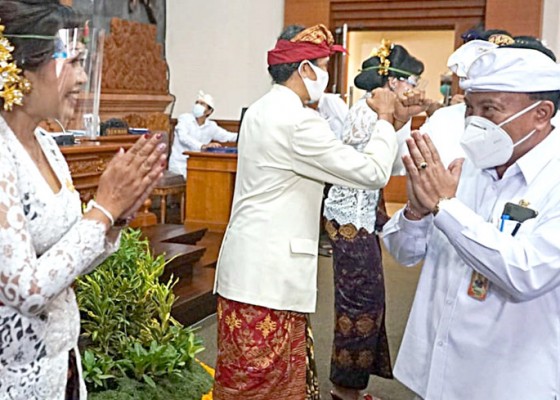 Nusabali.com - dua-srikandi-dilantik-jadi-paw-anggota-dprd-denpasar