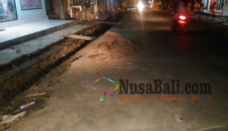www.nusabali.com-pengguna-jalan-diimbau-hati-hati-terkait-proyek-perbaikan-got