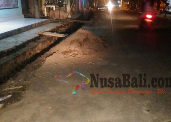 Nusabali.com - pengguna-jalan-diimbau-hati-hati-terkait-proyek-perbaikan-got