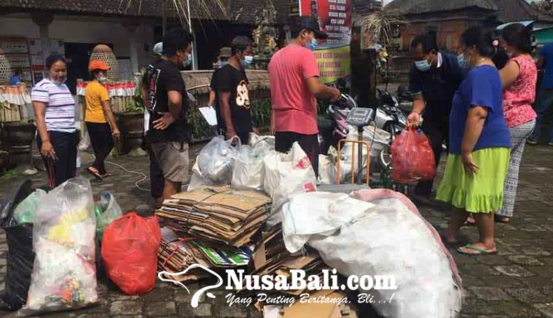 www.nusabali.com-warga-desa-muncan-tukar-plastik-dengan-beras