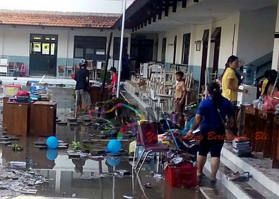 Nusabali.com - sekolah-kebanjiran-murid-sd-imanuel-diliburkan