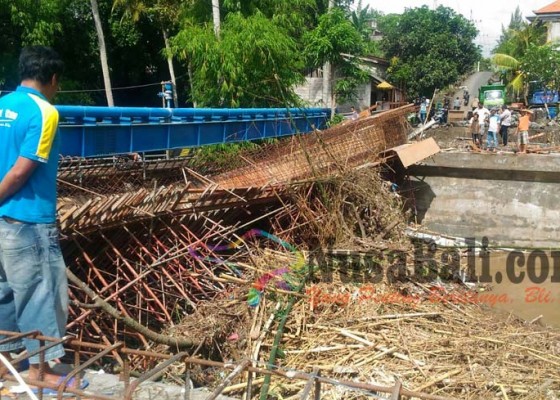 Nusabali.com - konstruksi-jembatan-dihancurkan-banjir