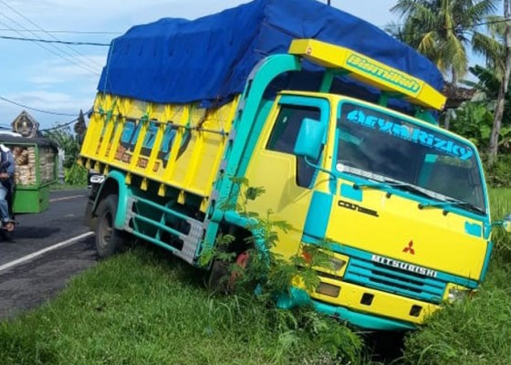 Nusabali.com - kena-prank-pocong-truk-angkut-plastik-kecelakaan-di-jalur-gilimanuk-denpasar