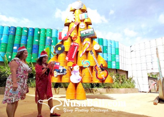 Nusabali.com - pohon-natal-berbahan-drum-jadi-daya-tarik-kebon-vintage-car