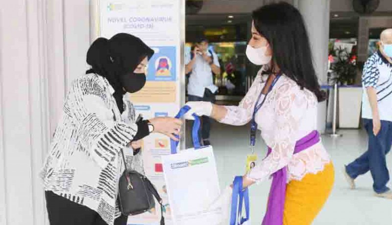 www.nusabali.com-hari-ibu-bandara-bagikan-cenderamata-kepada-penumpang-perempuan