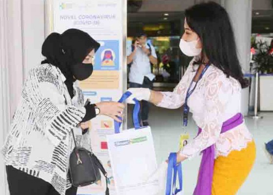 Nusabali.com - hari-ibu-bandara-bagikan-cenderamata-kepada-penumpang-perempuan