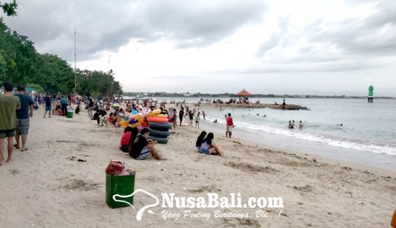 www.nusabali.com-pengunjung-pantai-sanur-ramai-penjual-oleh-oleh-tetap-sepi