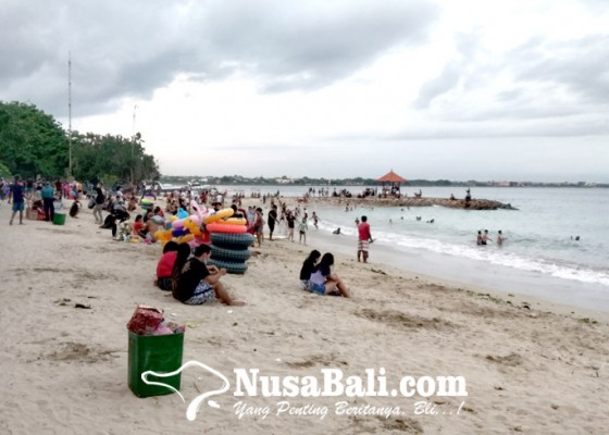 Nusabali.com - pengunjung-pantai-sanur-ramai-penjual-oleh-oleh-tetap-sepi