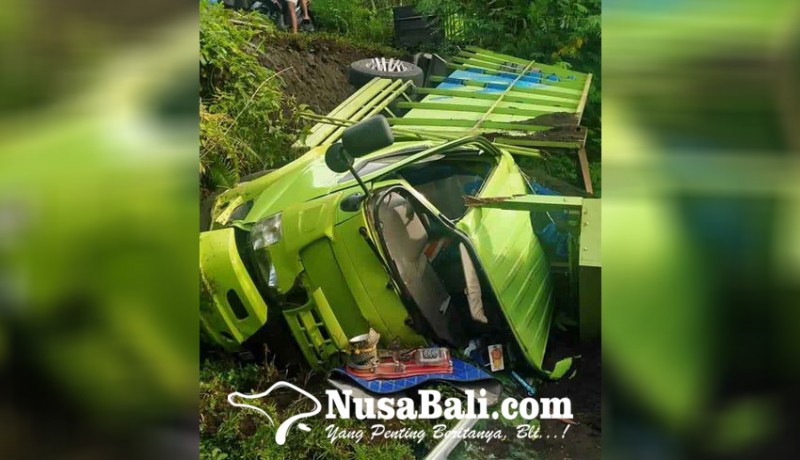 www.nusabali.com-nyemplung-jurang-truk-ringsek-pengemudi-selamat