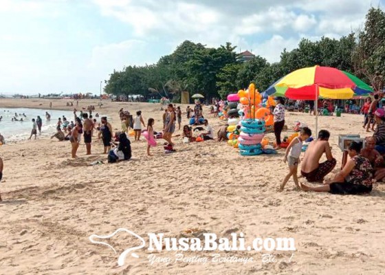 Nusabali.com - tahun-baru-warga-padati-pantai-sanur