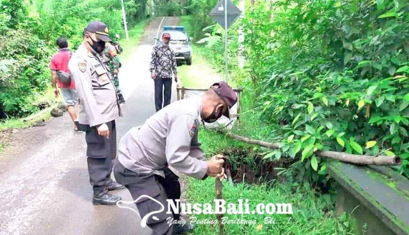 www.nusabali.com-polsek-abang-pasang-police-line-di-jembatan-basangalas-kawan