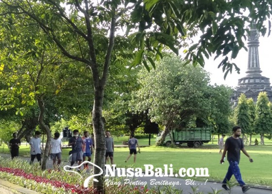 Nusabali.com - belum-dibuka-lapangan-renon-ramai-pengunjung