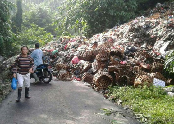Nusabali.com - jalan-masuk-desa-perean-tengah-tertutup-sampah
