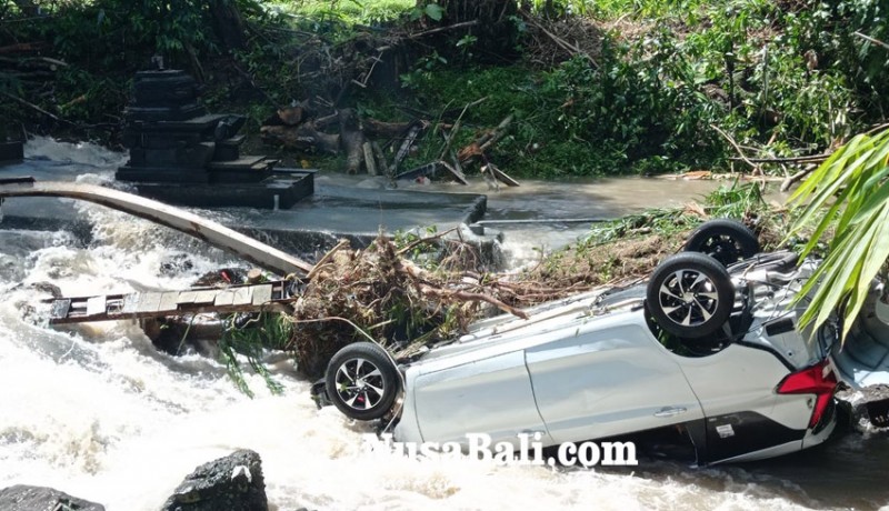 www.nusabali.com-mobil-terseret-hingga-nyangkut-di-sungai-kawasan-desa-canggu