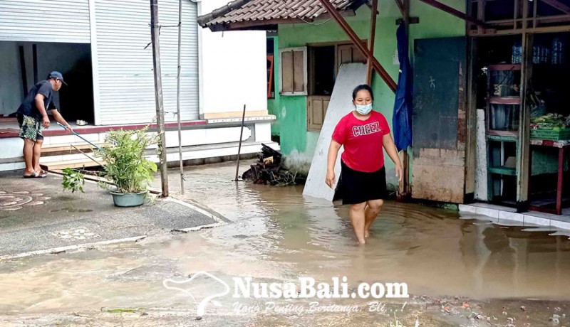 www.nusabali.com-sampah-sumpal-got-4-rumah-terendam-banjir