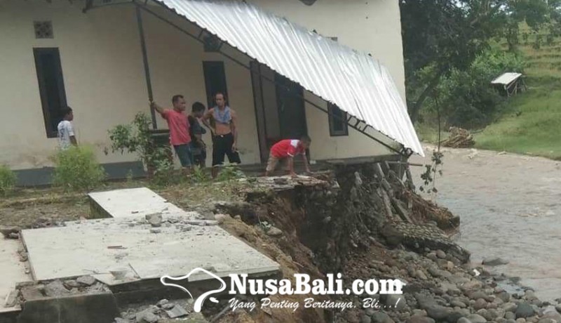 www.nusabali.com-belasan-rumah-rusak-satu-di-antaranya-hanyut-10-kk-terpaksa-ngungsi