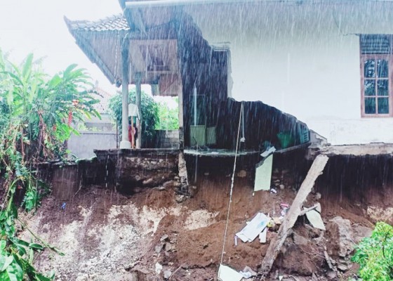Nusabali.com - dapur-rumah-warga-ambles-diterjang-hujan-deras